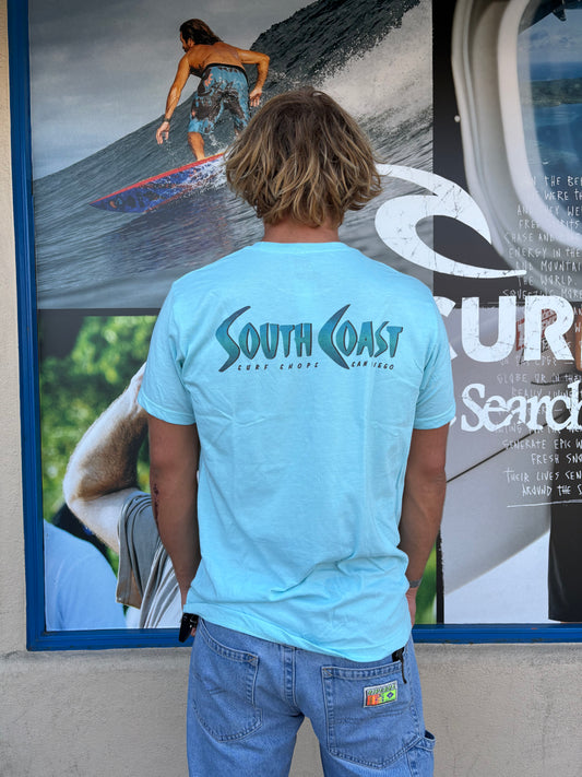 SOUTH COAST MENS TIKI LOGO TEE