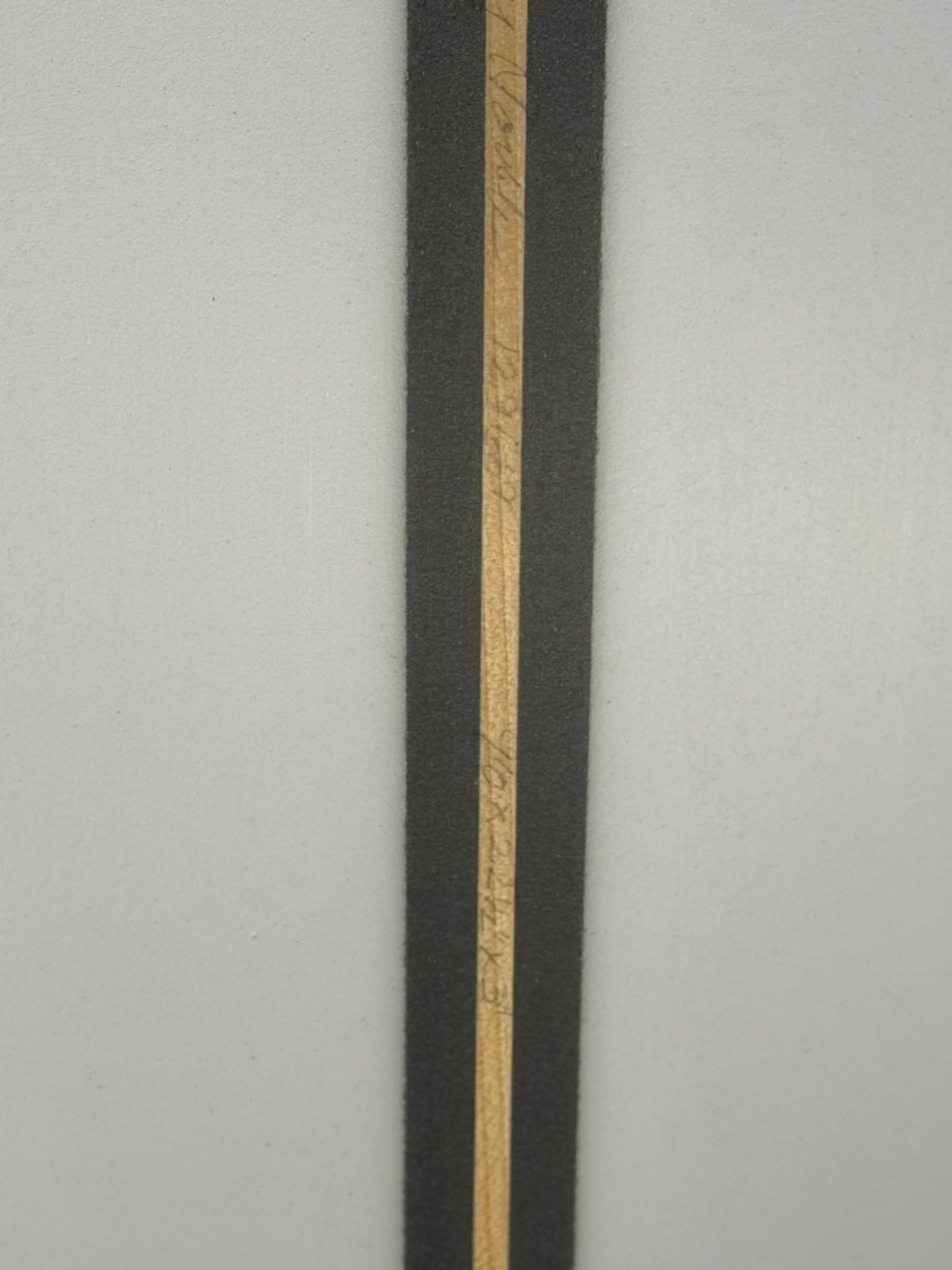 Dimensions of the surfboard with the signature of the shaper.